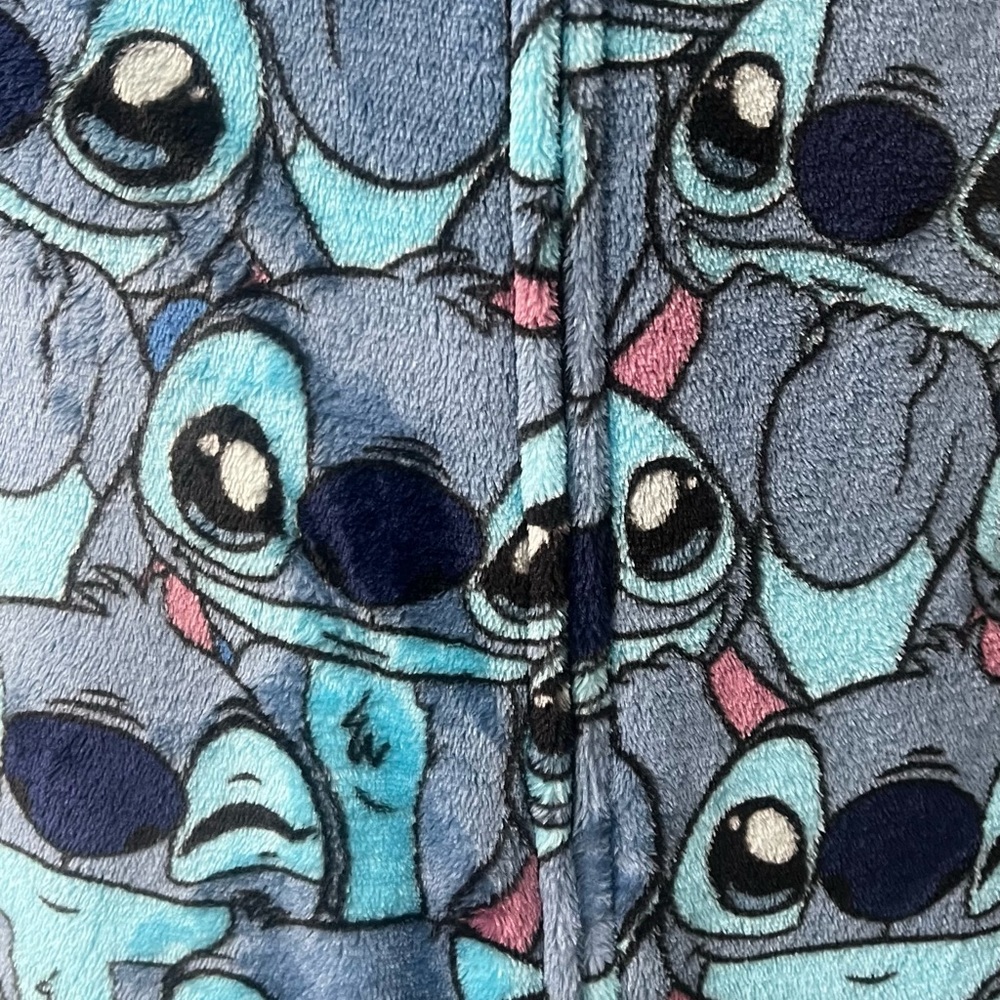 Disney Stitch Blue Character Hooded Blanket
PTP 26”, Length 65”Unisex size M - Picture 5 of 11
